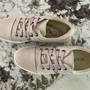 Size 8. Corky sneakers.